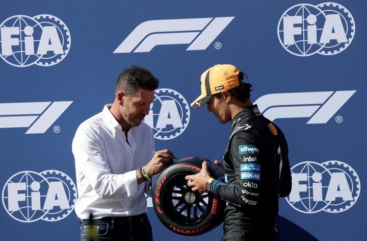 Lando Norris con Diego Simeone. (REUTER)