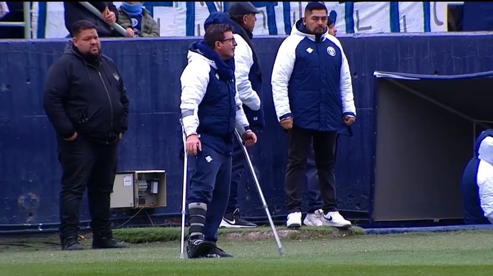 Alfredo Berti dirigió a Independiente Rivadavia en muletas.