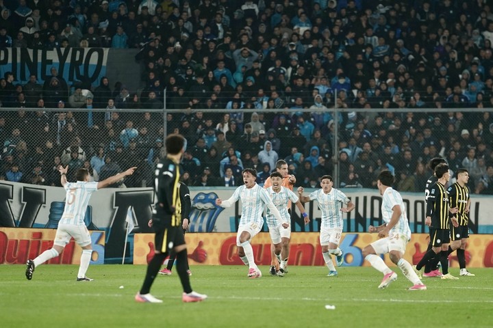 Racing lo había empatado y empujaba, por en una contra se quedó con nada. Foto Maxi Failla