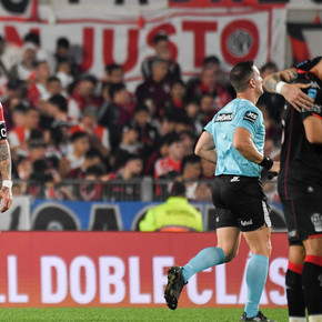 Las gastadas de Huracán a River: "No me la container" y el chiste con Morena Beltrán