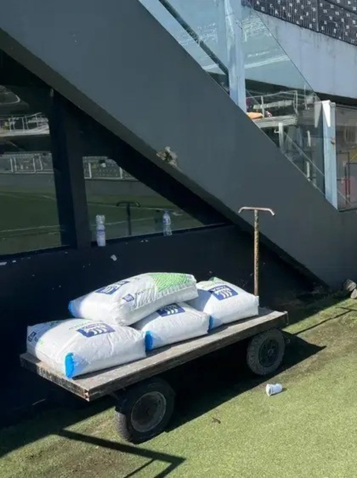 Santos ya trabaja en mejorar el césped del Vila Belmiro.