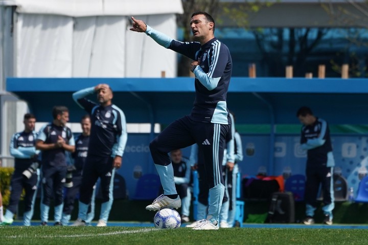 Scaloni en la práctica.
Foto: Juano Tesone