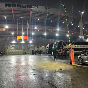 Clima caliente en el Morumbí: apedrearon a los micros de Boca al llegar al estadio