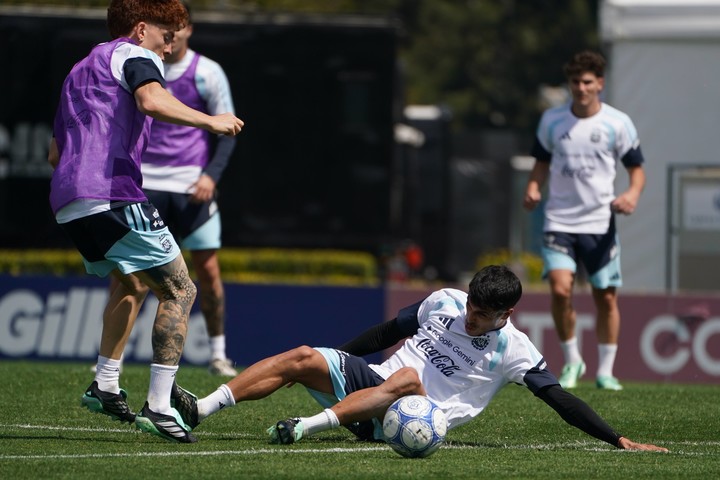 Exequiel Palacios, al piso ante el Colo Barco. Foto: Juano Tesone.