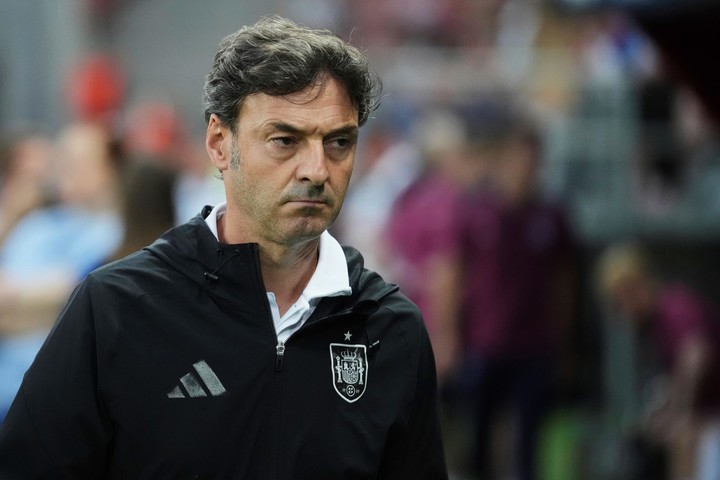 Santi Denia durante los cuartos de final vs. Inglaterra en el Europeo sub-21 de 2025. (AP)