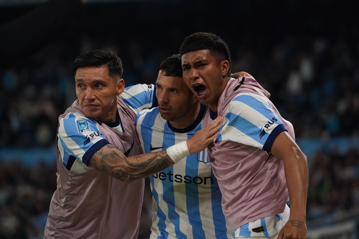 Maravilla festeja el 2 a 1 de Racing contra Sarmiento (Emmanuel Fernández) 
