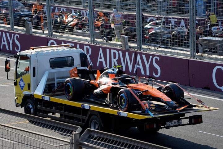 Así retiraron el auto de Norris tras el incidente. (AP Photo/Darko Bandic)