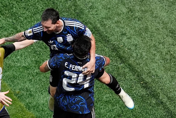 Lautaro con Messi en el Mundial.