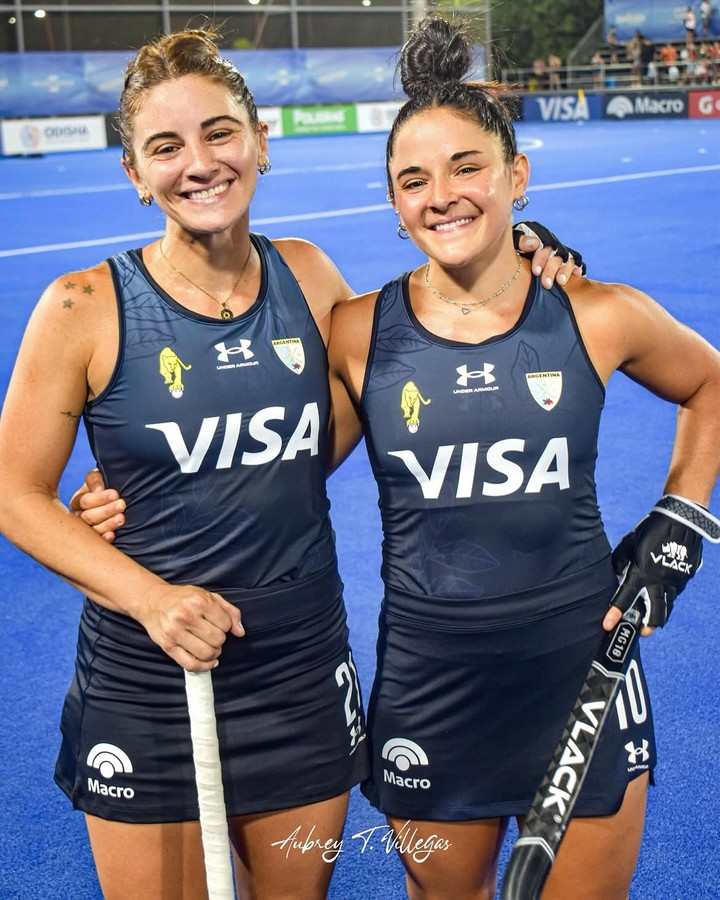 Victoria Granatto junto a Majo, con la pilcha de Las Leonas.