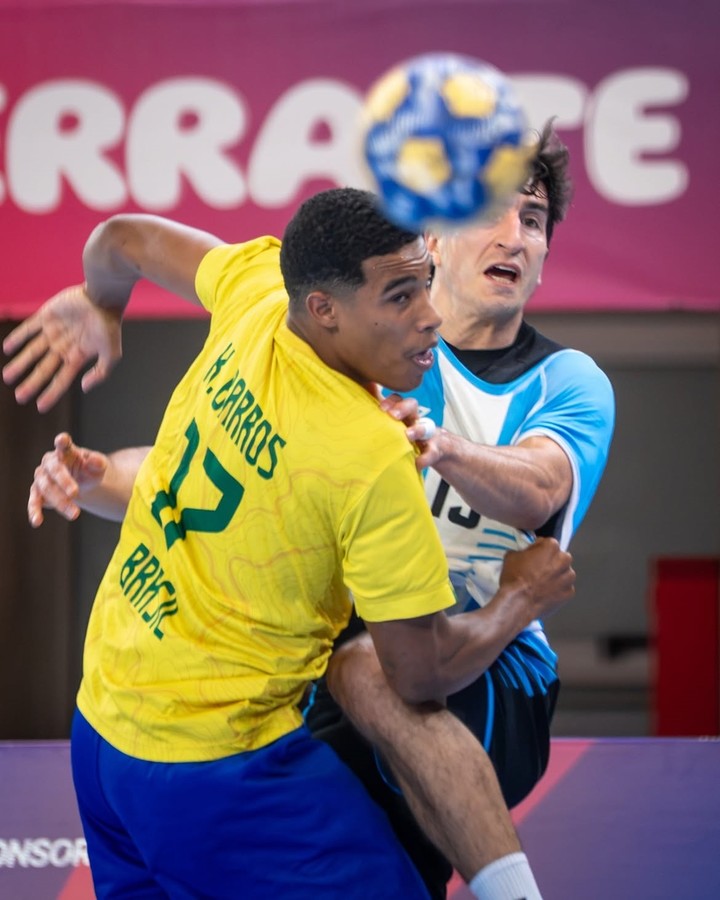 Los Gladiadores derrotaron a Brasil por la segunda fecha de los Juegos Suramericanos.
(@CAHandball en X).