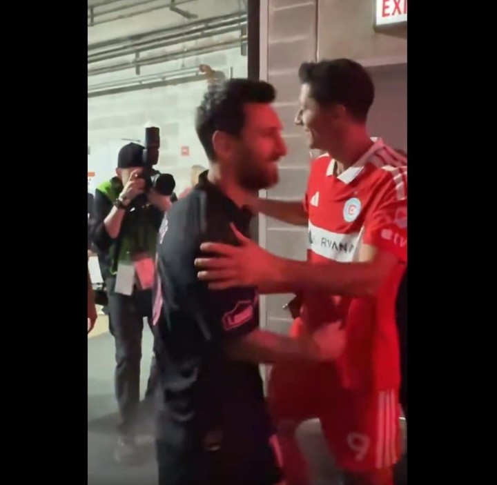 Messi se saluda con el polaco.