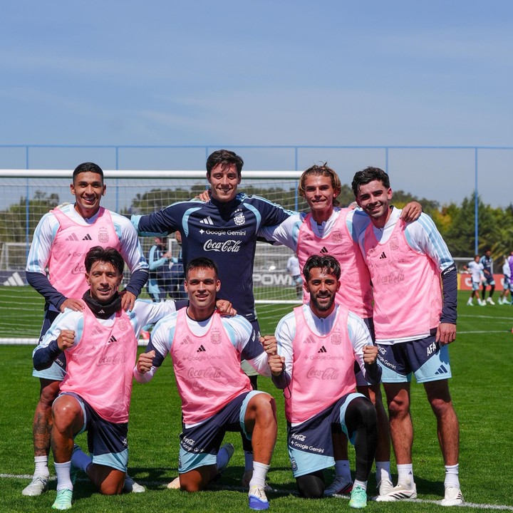 Santiago Simón en el predio de la AFA con sus compañeros de la Selección (Instagram).