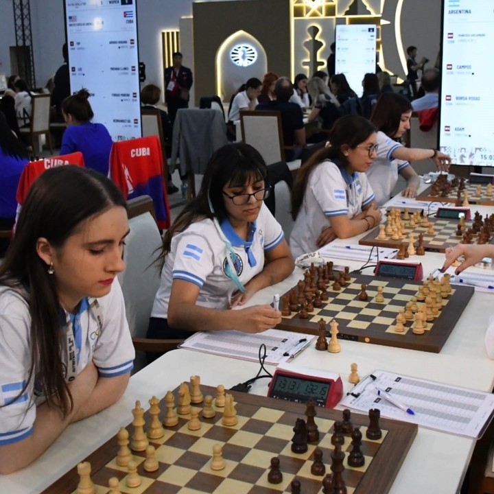 El equipo femenino argentino en acción (Federación Argentina de Ajedrez).