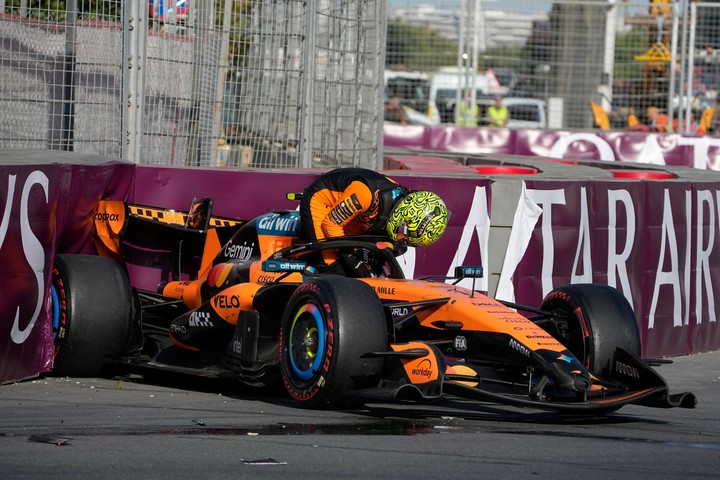 Lando Norris tuvo que abandonar tras el incidente. (AP Photo/Darko Bandic)