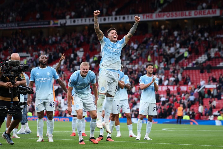 Enzo Fernandez festeja ante los hinchas del Manchester City. EFE/EPA/ADAM VAUGHAN 