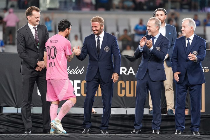 David Beckham saluda a Messi luego de ganar la final de la Campeones Cup ante Cruz Azul. (EFE)