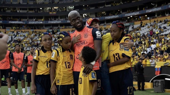 Enner Valencia junto a su familia.