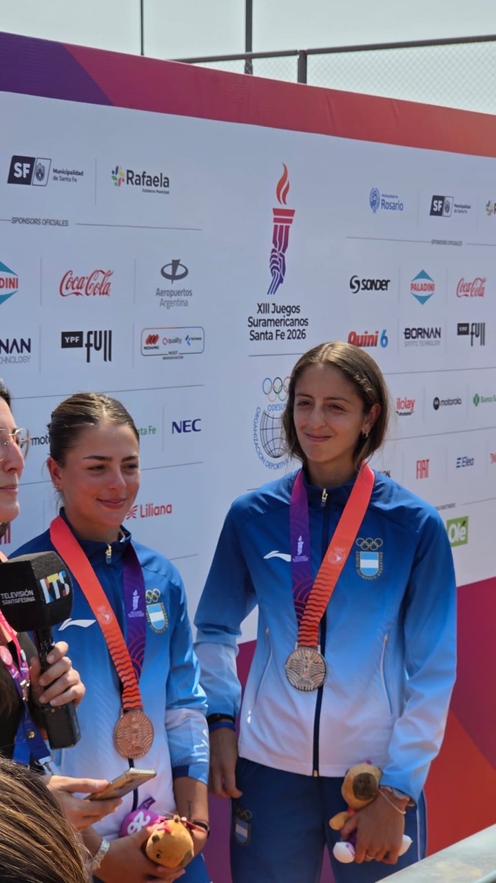 Luciana Moyano, bronce, y Jazmín Ortenzi, plata, posan con sus medallas de singles en los Juegos Suramericanos.