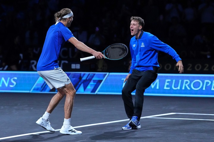 Alexander Zverev y Jakub Mensik festejan el título. (AP).