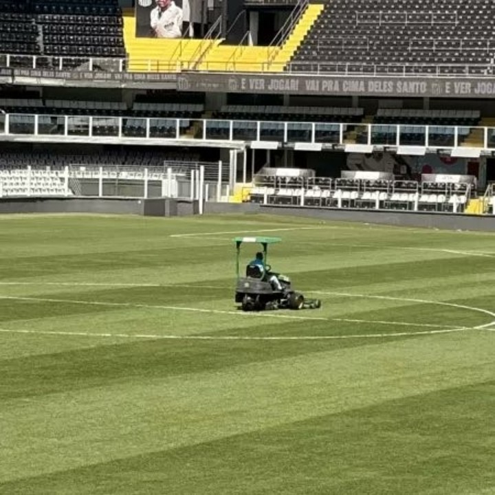Santos ya trabaja en mejorar el césped del Vila Belmiro.