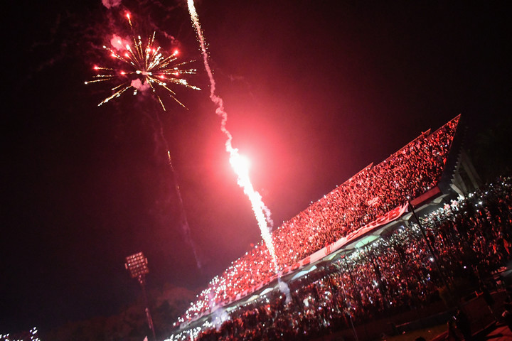El clásico banderazo.(Foto: Juan José García)