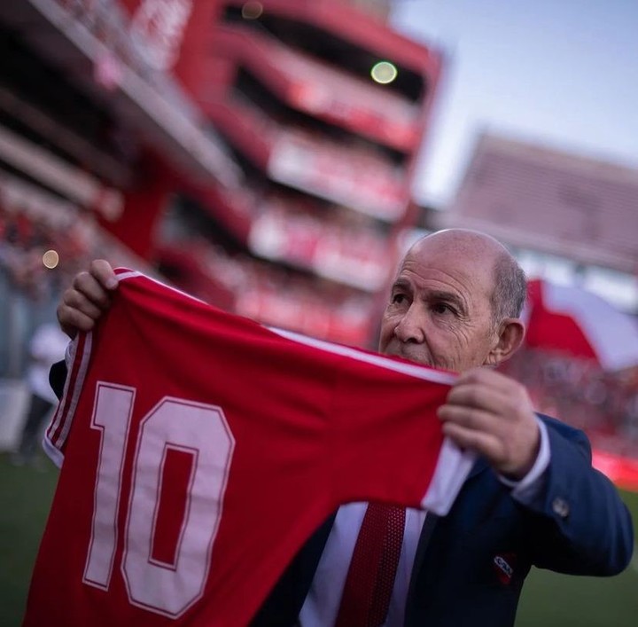El Bocha será el asesor futbolístico de Gaudio. (@bochinioficial/@caindependiente).