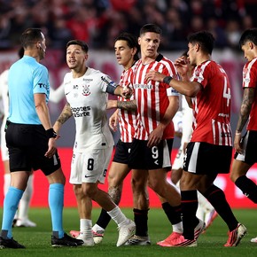 Estudiantes apuntó contra el arbitraje ante Corinthians: "Son cosas que en Conmebol pasan seguido"