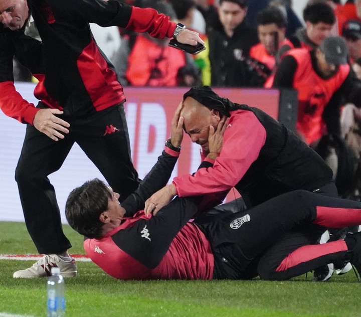 Martínez y el desahogo con el gol de Blondel. (Marcelo Carroll)