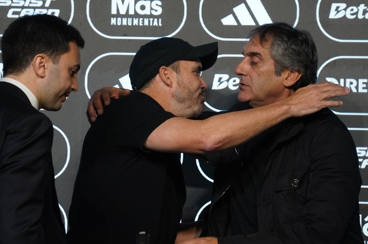 Coudet saluda a Enzo Francescoli y a Di Carlo en su despedida como DT de River (Foto: Juano Tesone).