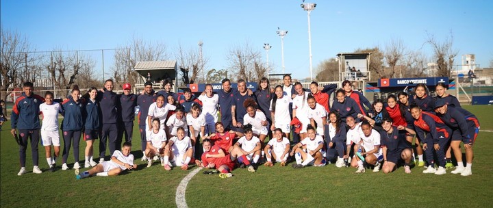 El plantel completo del equipo femenino.