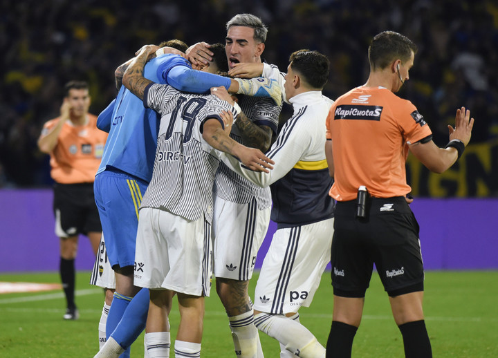 Abrazo general para Montero, la figura de Boca ante Vélez (Fotobaires).