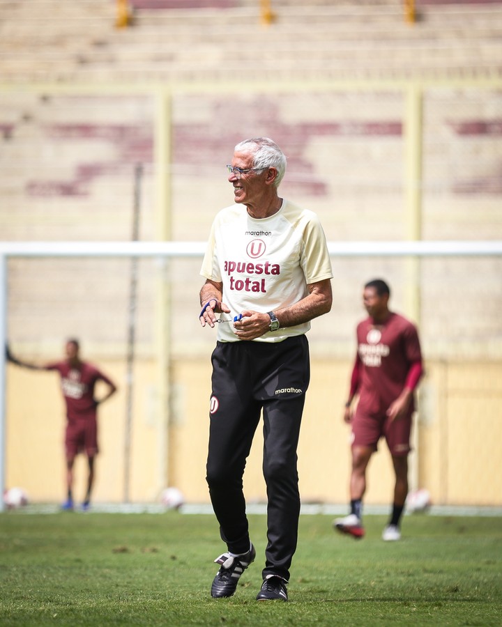 Héctor Cúper en una práctica de Universitario.