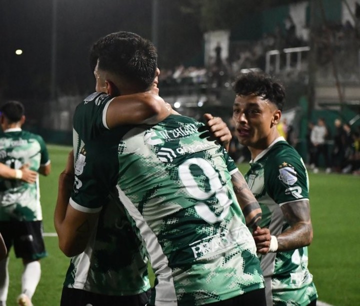 El abrazo de Tellas con sus compañeros. (Twitter @ExcursioOficial)