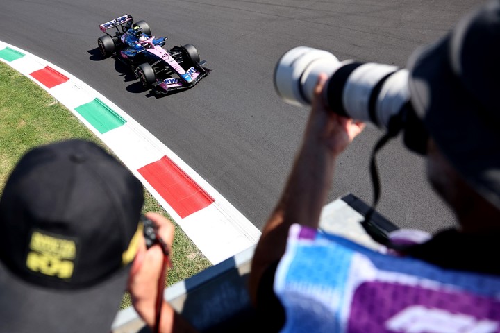 Los fotógrafos, atentos al paso de Franco Colapinto con su Alpine durante la FP2 en Monza. (REUTERS).