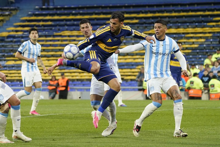 Rojo, contra Paredes, en el Boca - Racing de la Copa Argentina (Foto: Fernando de la Orden).