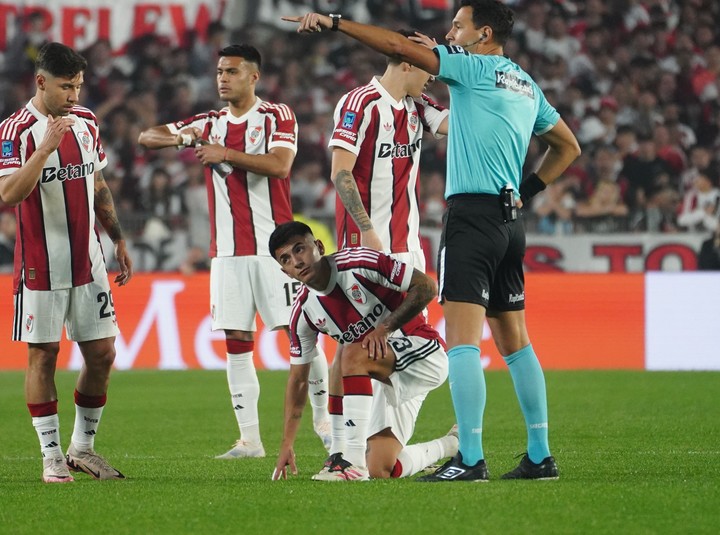 Almada en el piso tras sentir el pinchazo en su muslo zurdo ante Huracán (Foto: Marcelo Carroll).
