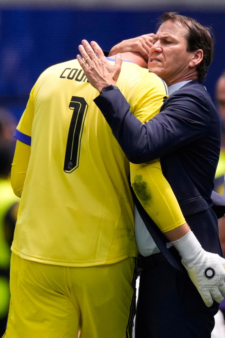 Courtois tendrá que remarla desde atrás si quiere seguir en su selección. (AP)
