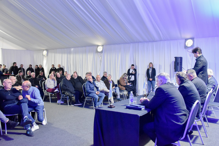 Una asamblea de la AFA en Pilar: se montó en una carpa...