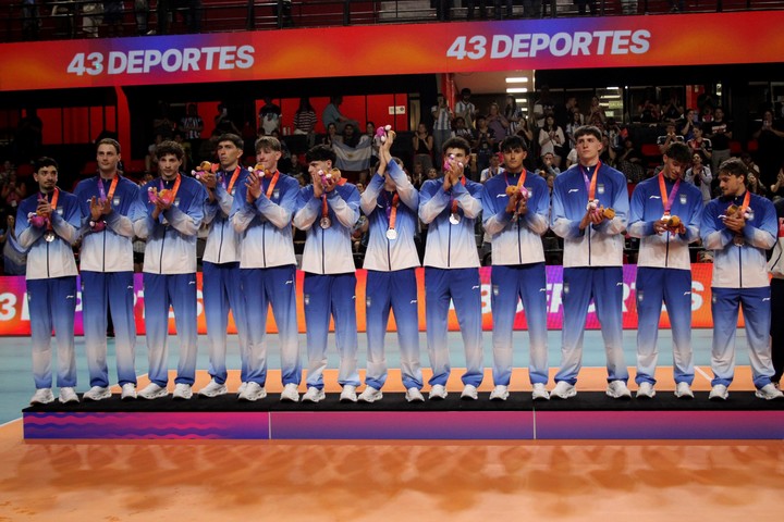 Los jugadores argentinos con la medalla de plata tras perder la final ante Chile en Rosario.
(@Voley_FeVA en X).