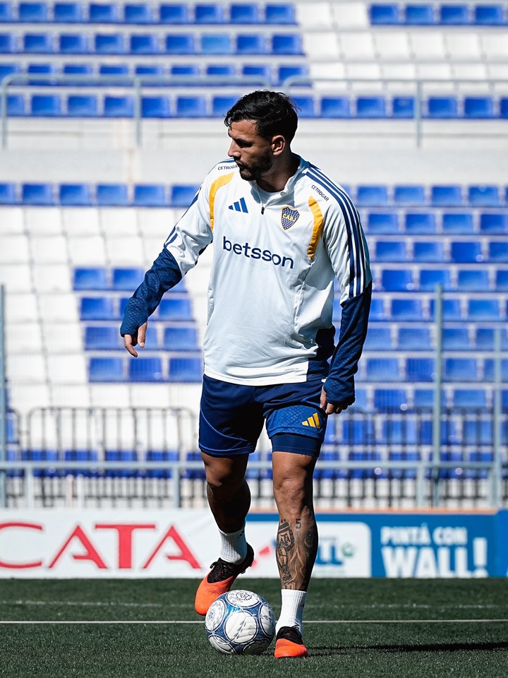 Paredes tiene una contractura. El Vasco lo guarda para San Pablo (Prensa Boca).
