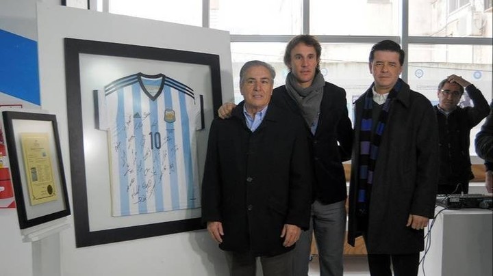 Fabio Oyola, gerente general de la Termoeléctrica, Bernardo Stortoni, subsecretario de Deportes y Carlos Fernández, en representación de Siemens.