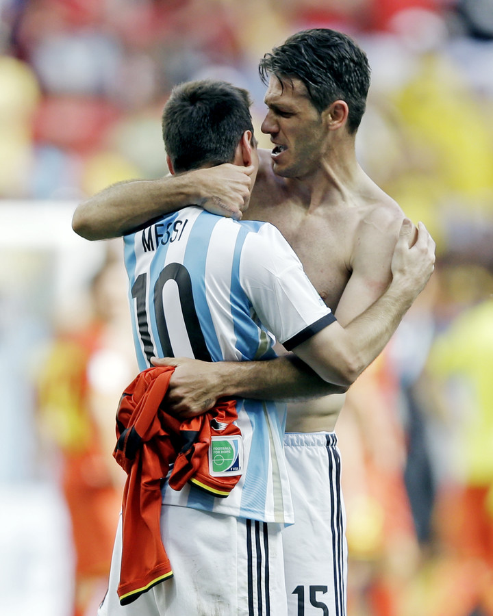 Messi y Demichelis se abrazan tras el 1-0 ante Bélgica para pasar a semi del Mundial 2014.