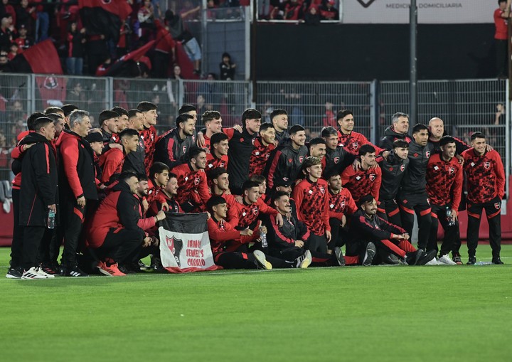ROSARIO.El ritual leproso cumple 30 años: Newell’s ya transita su tradicional banderazo previo al clásico

Este jueves a la tarde en el estadio del Parque Independencia las puertas se abrieron 17. plantel salió campo de juego poco después 18.30 y recibió cariño los miles hinchas que coparon tribuna Lionel Messi.foto Sebastian Granata - FTP CLARIN IMG_20260903_193116.jpg Z Invitado
