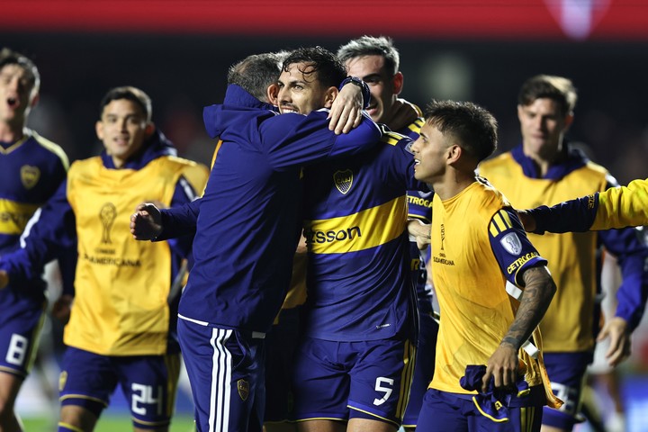 El festejo de Paredes con sus compañeros (EFE).
