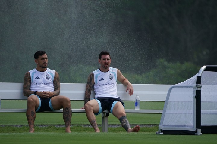 Messi junto a Paredes en una de las últimas prácticas del Mundial (Foto: Juano Tesone).