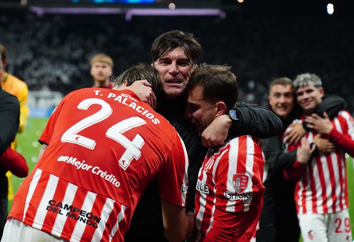La alegría de todo Estudiantes tras la clasificación (Foto Marcelo Carroll).