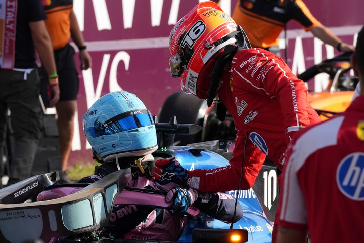 Charles Leclerc felicita a su amigo Pierre Gasly (AP).
