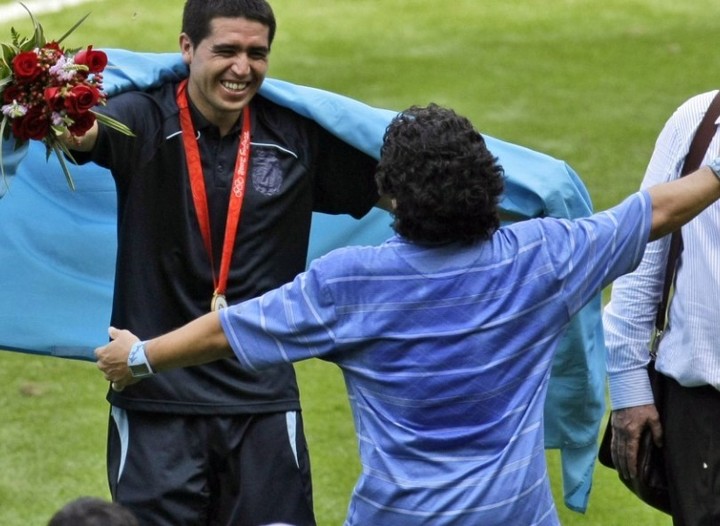 Abrazo de Riquelme y Maradona tras el oro olímpico en 2008. Todo era amor entre ellos hasta que...
