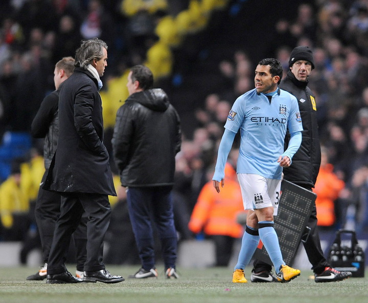 Mancini con Carlos Tevez en el Manchester City. EFE/EPA/PETER POWELL 