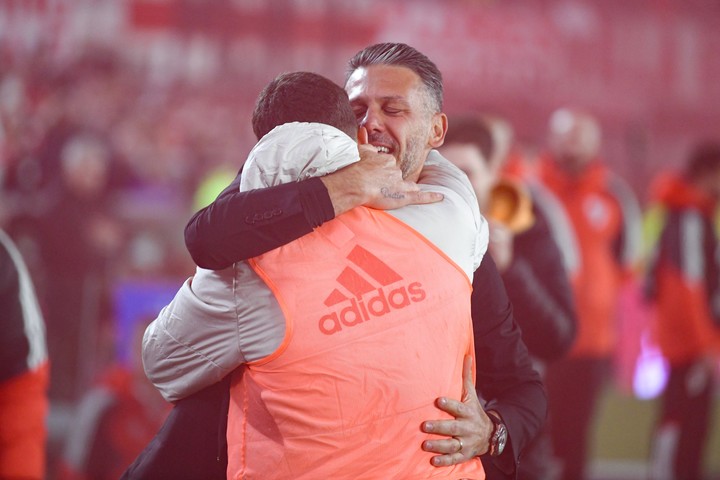 Martin Demichelis y el abrazo a su hijo Bastian durante su último partido como DT de River.